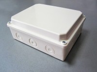Разклонителна кутия с висок капак за външен монтаж с размери 180x140x80