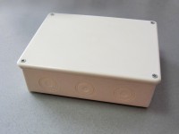 Разклонителна кутия с равен капак за външен монтаж с размери 180x140x50