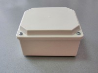 Разклонителна кутия с изпъкнал капак за външен монтаж с размери 120x100x70